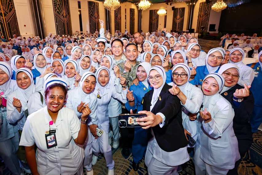 Pekerja wanita menyemak kelayakan pinjaman di telefon